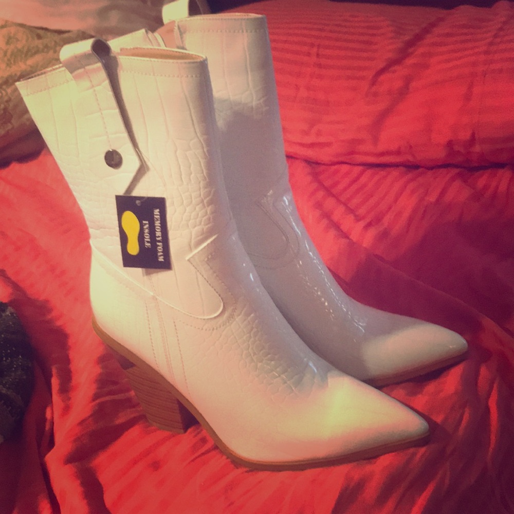 NWT fashion nova boots